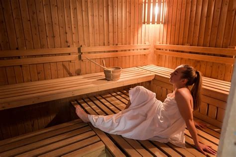 Tematické foto: spokojná žena relaxujúca v saune