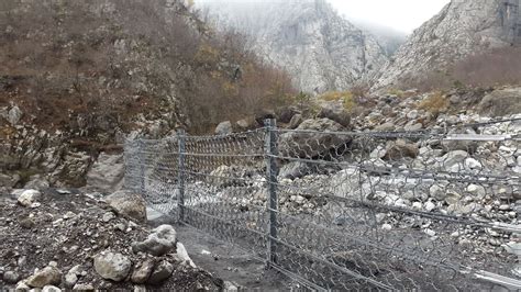 Schéma znázorňujúca funkciu neviditeľnej bariéry ceruzky proti rozpíjaniu rúžu