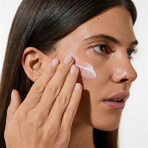 Tematické foto: žena staršia ako 40 rokov aplikuje si masku alebo krém na tvár, v pozadí produkty Vichy Liftactiv Collagen Specialist