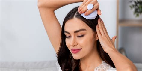 Ilustrácia ženy s aplikáciou vlasového peelingu na pokožku hlavy