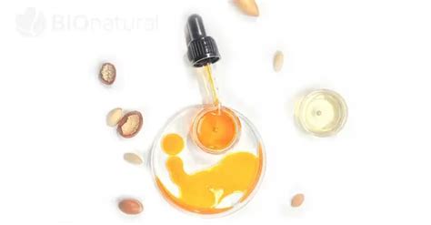 Ilustračná fotografia plodov arganovníka a kvapka čistého arganového oleja.