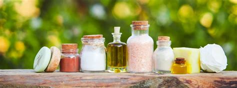 Ilustrácia znázorňujúca rôzne prírodné zložky používané v kozmetike.