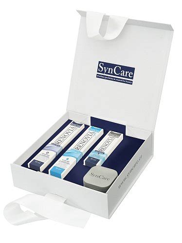 Produktová fotografia dennej krémovej emulzie SynCare s vyznačenými kľúčovými zložkami