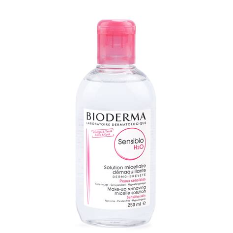 Tematické foto: Flakón micelárnej vody Bioderma Sensibio H2O s vatovými tampónmi