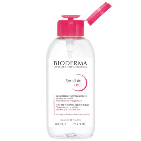 Tematické foto: Mladá žena si jemne odličuje tvár micelárnou vodou Bioderma Sensibio H2O na vatovom tampóne