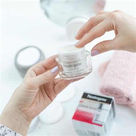 Ilustračná fotografia ženy s pleťou hydratovanou denným krémom