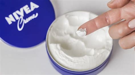 fotografia modrého krému Nivea v plechovke