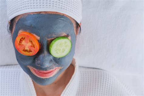 Tematická fotografia domácich ingrediencií na pleťovú masku (ovocie, zelenina, med, jogurt)