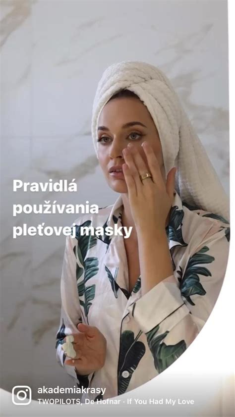 ilustračné foto: žena si nanáša pleťovú masku