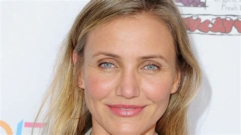 Portrét herečky Cameron Diaz, ukazujúcej svoju pleť