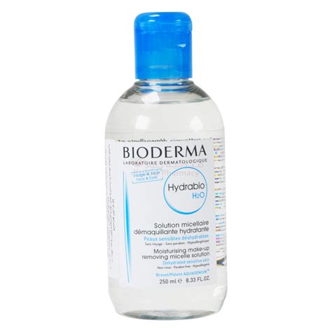 Detailná fotografia textúry micelárnej vody Hydrabio H2O a balenia produktu na čistom svetlom pozadí