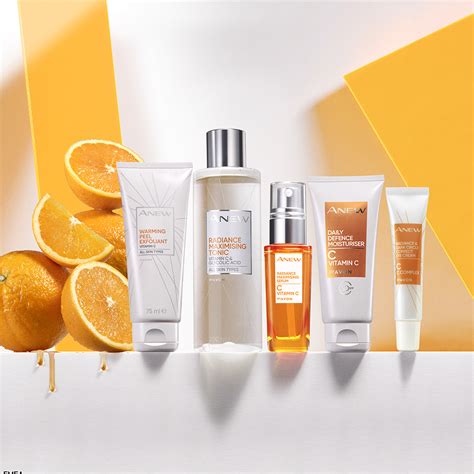 koláž produktov vhodných do chladničky (očný krém, maska, sérum s vitamínom C)