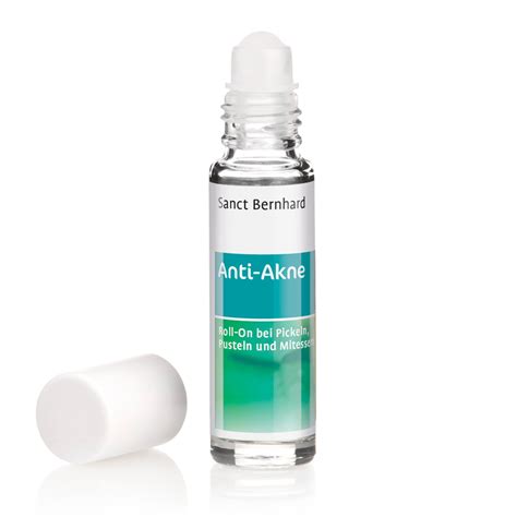 detailná fotografia aplikácie roll-on séra na akné
