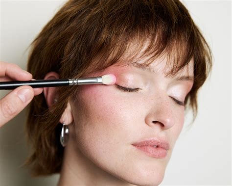 Ilustračné foto ženy aplikujúcej make-up pomocou štetca