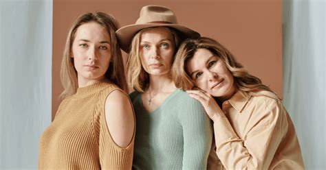Tematická fotografia: tvár ženy v strednom veku, s jemnými vráskami, symbolizujúca menopauzu a starostlivosť o pleť