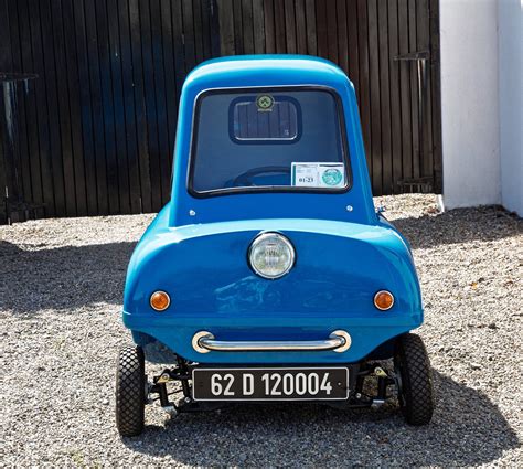 Fotografia pôvodného modelu Peel P50 spredu s viditeľným jedným svetlom a mriežkou