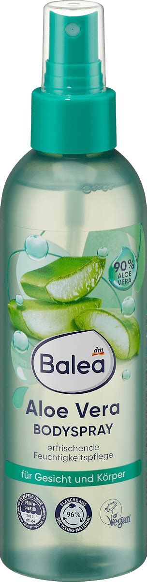 Detailný záber na balenie osviežujúceho spreja Balea s 90 % Aloe vera v letnom prostredí