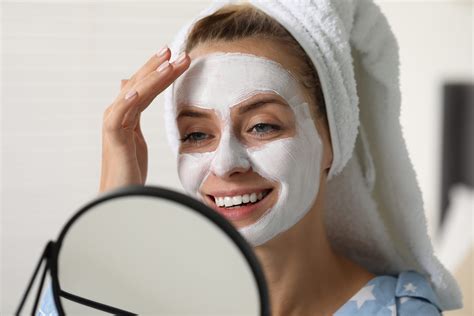 Tematické foto: žena s pleťovou maskou relaxujúca
