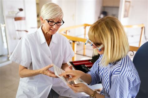 Tematické foto: Dermatológ vyšetruje kožu pacienta s použitím diagnostického prístroja