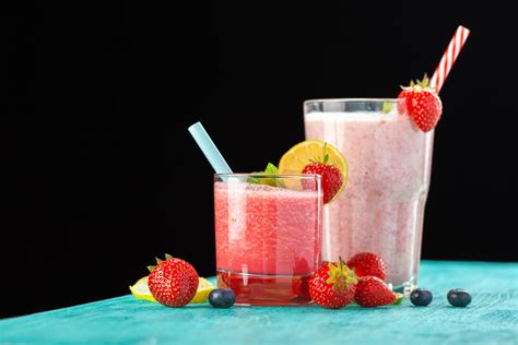 farebné smoothie v pohári s ovocnou ozdobou
