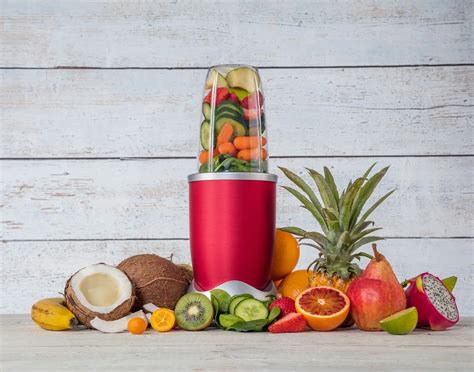 rozmanité smoothie s ovocím a zeleninou