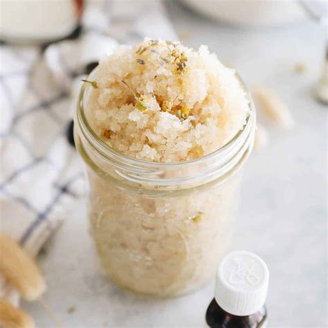 Nádherná fotografia produktu Gold Sugar Scrub s viditeľnými zlatými časticami.
