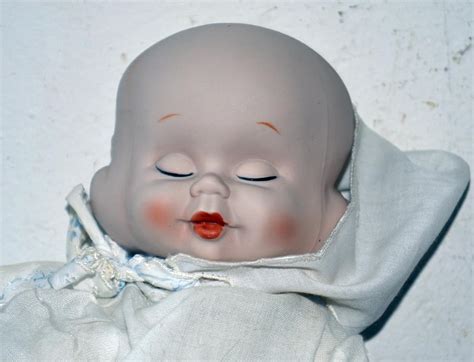 Fotografia ženy s porcelánovou pleťou zdôrazňujúca jej prirodzenú krásu