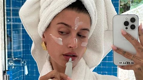 Tematické foto: Žena aplikujúca kórejskú kozmetiku s efektom 