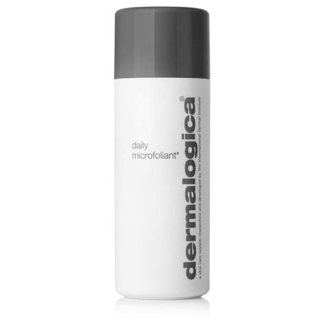 Tematické foto: Ruky miešajúce Dermalogica Daily Microfoliant púder s vodou do krémovej pasty