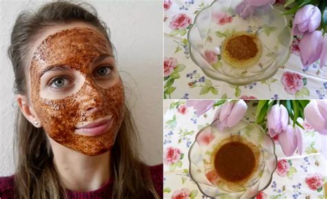 Mladistvo vyzerajúca žena aplikujúca domácu pleťovú masku v relaxačnom prostredí
