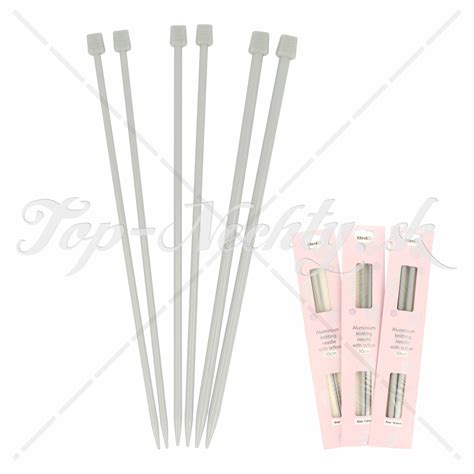 Sada základných pomôcok na pletenie: ihlice, priadza, nožnice, ihla