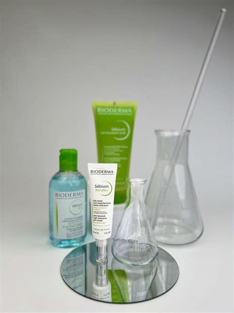 Koláž produktov určených na starostlivosť o aknóznu pleť