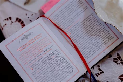 Detailný záber na pustuly obklopené červenou zapálenou pokožkou