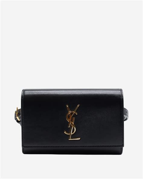 Luxusné obaly kozmetiky Yves Saint Laurent so zlatými a červenými tónmi