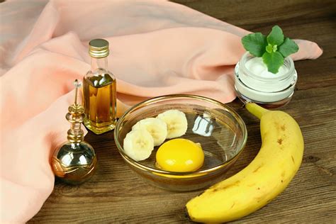 Fotografia ingrediencií pre domáce vlasové masky (kokosový olej, med, banán)