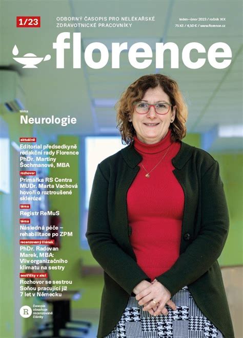 Tematické foto: Dermatológ číta odborný časopis