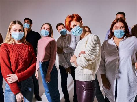 Tematické foto: Skupina ľudí s rôznymi typmi citlivej pleti používajúca produkty La Roche-Posay.