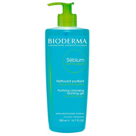 Tematické foto: Fľaša Bioderma Sébium Gel moussant na čistej kúpeľňovej poličke