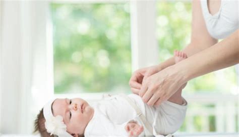 Fotografia detského zadočka s miernou plienkovou dermatitídou (začervenanie, vyrážky)