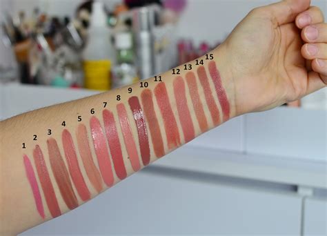 Swatche rúžov Dermacol Matte Mania na ruke