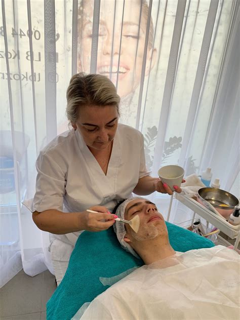 Žena pri príprave na chemický peeling (čistenie pleti)