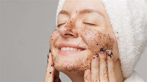 Schematické znázornenie účinku karbónového peelingu na pleť