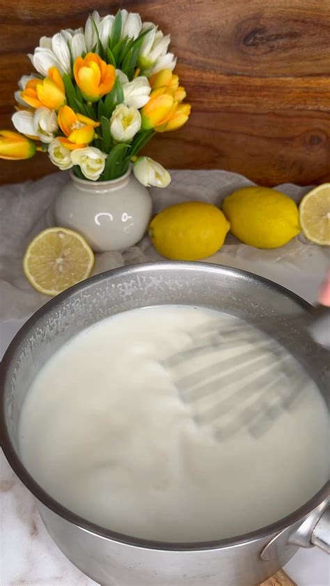 Tematické foto: Rôzne prírodné ingrediencie na drevenom stole (citrón, petržlen, harmanček, jogurt)