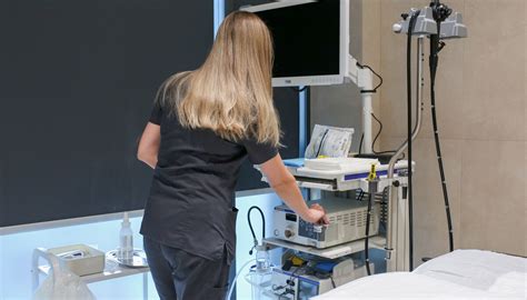 Ilustrácia moderného laserového vybavenia v medicínskom prostredí