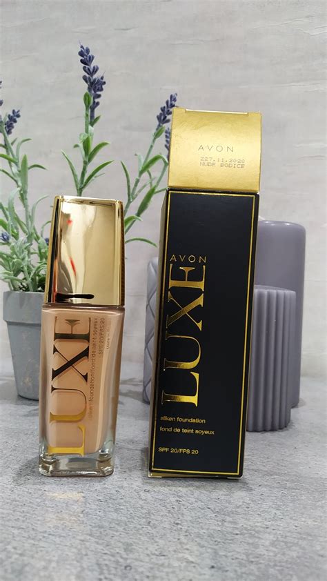 fotografia: detail luxusného zlatého balenia Avon Luxe make-upu