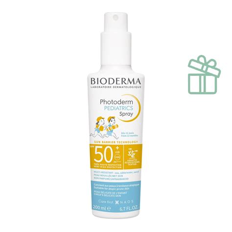 Tematické foto: Aplikácia detského opaľovacieho spreja Bioderma Photoderm Pediatrics pri bazéne