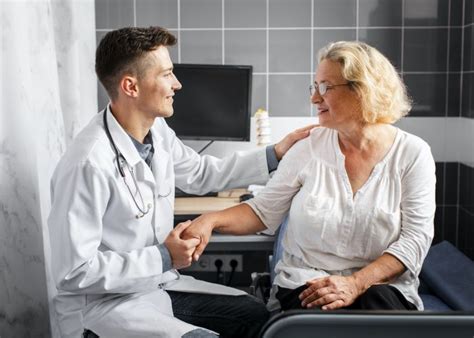 Tematické foto: spokojný pacient pri lekárskom vyšetrení v modernej ambulancii