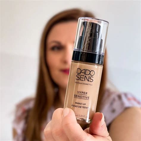 Tematické foto: Žena aplikujúca make-up na citlivú pleť