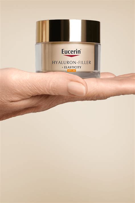 Tematická fotografia: Ruka nanášajúca krém Eucerin na pokožku