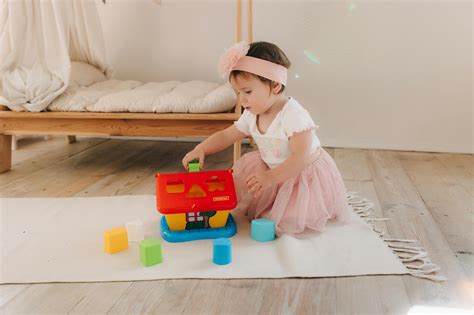 Tematická fotografia: dojča alebo batoľa s opaľovacím krémom na pláži/v prírode s rodičmi